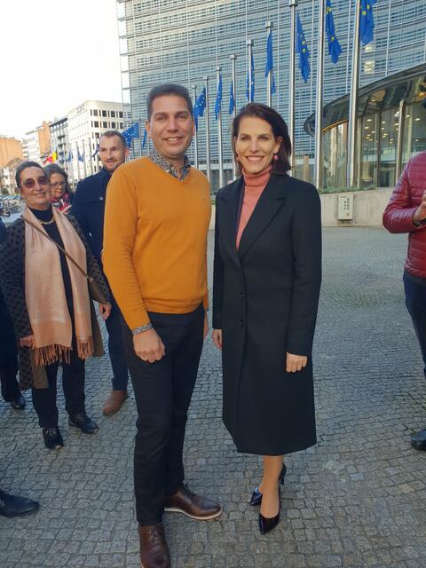 Europa   fängt in der Gemeinde an - Hollabrunns Europagemeiderat Peter Tauschitz in  Brüssel, hier mit Kanzleramtsministerin Karoline Edtstadler | Foto: Peter Tauschitz