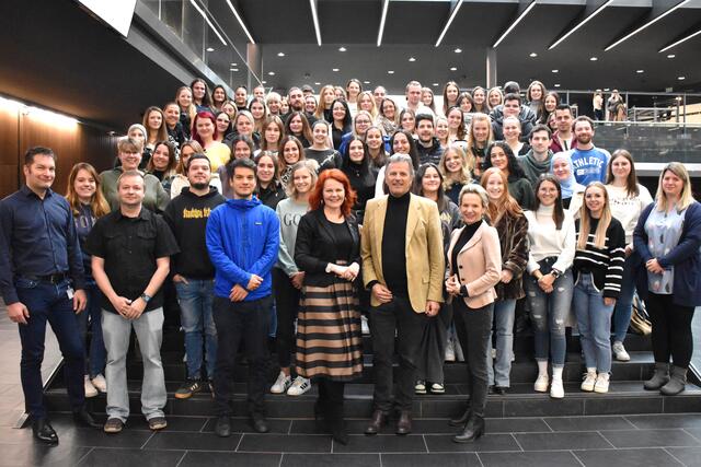 LRin Hagele besuchte die rund 70 SchülerInnen des AZW zum Start der Diplomausbildung in Hall. | Foto: © Land Tirol/Krepper