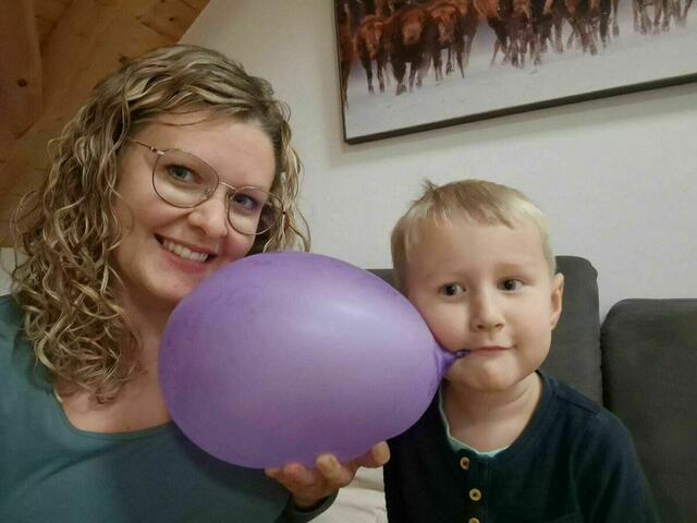 Gefährlicher Luftballon laut EU-Richtlinie: Natalie Fischer passt auf Sohn Luca auf, damit er sich nicht beim Aufblasen verschluckt. | Foto: Irmi Stummer