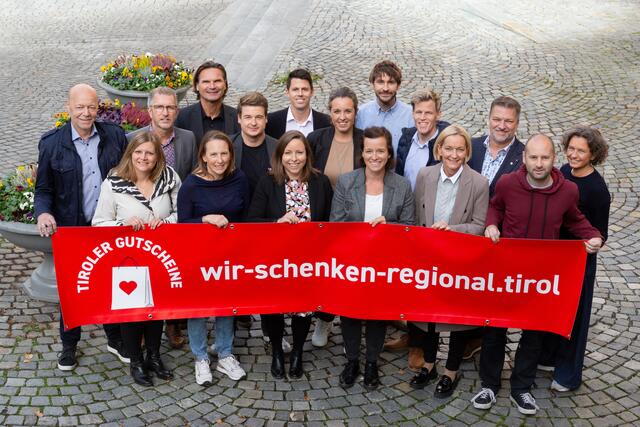 Die VertreterInnen der Partnerorganisationen freuen sich über die neue gemeinsam Plattform „wir-schenken-regional.tirol“.  | Foto: D. Hauser