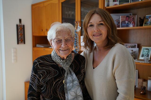 Die 99-jährige Maria Scharl gemeinsam mit Wohnbetreuerin Timea Moosbauer.  | Foto: Hofbauer