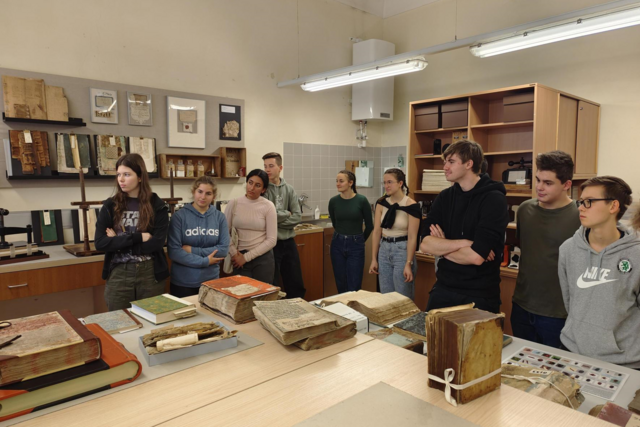 In der Buchbinderei des Landesarchives konnten die Schülerinnen und Schüler viel Interessantes erfahren. | Foto: BG/BRG Weiz