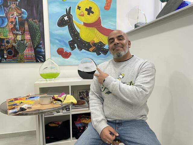 Shahram Alizadeh nutzt sein "Atelier Fine Art" auch als Arbeitsstätte. Besuch ist hier herzlich willkommen. | Foto: Lisa Kammann