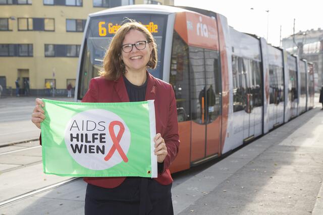 Das Logo der AIDS Hilfe ist am 1. Dezember auf allen Straßenbahnen in Wien zu sehen.  | Foto: Aids Hilfe Wien/Hammerschmid