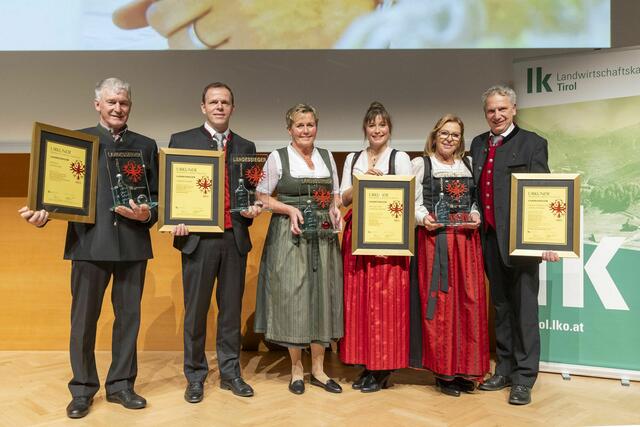 Die Landessieger der heurigen Schnapsprämierung: (v.l.n.r.) Johann Happacher, Christian Seiser, Christine und Melanie Treffer, Monika und Anton Steixner. | Foto: Die Fotografen