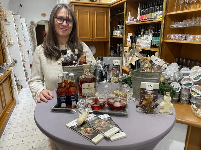 Hochprozentige Geschenksideen, liebevoll zusammengestellt bietet Maria Stöger im Shop am Grünmarkt in Steyr. | Foto: kai