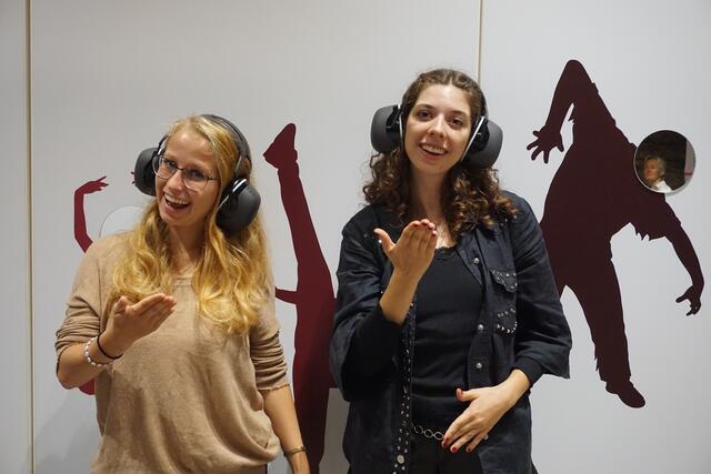 Bei der Ausstellung "Hand Up" lernen Besuchende einfache Gebärdensprache, wie „Bitte“ und „Danke“.  | Foto: Wolfgang Muhr