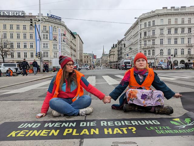 Die Letzte Generation betonte, dass sie die Arbeit und gute Zusammenarbeit mit der Polizei Wien schätze, aber nun den Druck auf Entscheidungstragende erhöhen und weniger kooperativ sein müsse. | Foto: Letzte Generation