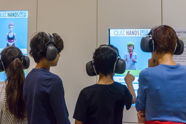Gebärden-Quiz: "Hands Up" bietet Info-Intertainment für alle Altersgruppen. | Foto: Gerd Schneider
