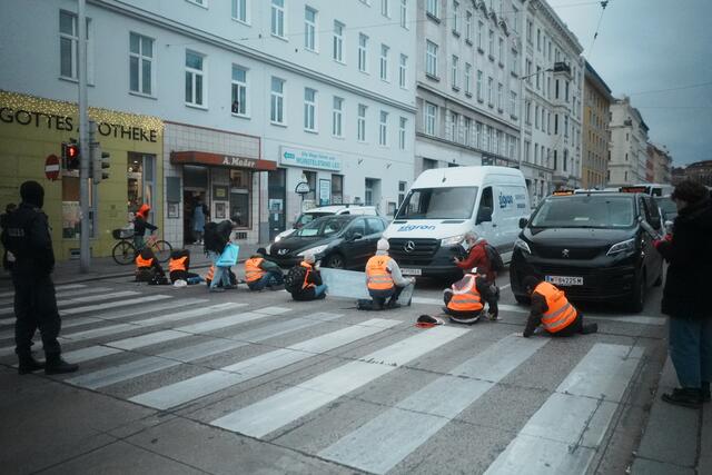 Außerdem wolle man nicht mehr, wie bisher, bei der Verhaftung mitwirken, teilte die Bewegung am Mittwoch mit. | Foto: Letzte Generation