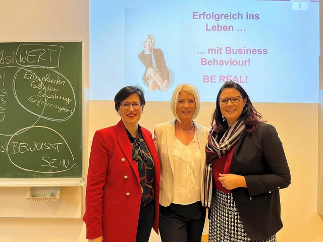 "be real"-Workshop an der HTL Ferlach: Direktorin Silke Bergmoser, Persönlichkeitstrainerin Edith Reitzl und Landesrätin Sara Schaar (von links)