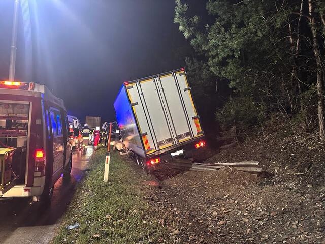 Lkw kam ins schlendern, geriet rechts in den Grünbereich, touchierte eine Leitschiene und kam auf dieser zum Stillstand. | Foto: Feuerwehr Feistritz/Drau