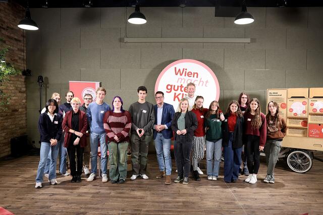 "Der direkte Austausch mit Schüler*innen ist mir unglaublich wichtig", so Czernohorszky, "Denn ihre Fragen und Anliegen geben uns wertvolle Einblicke."  | Foto: PID/VOTAVA