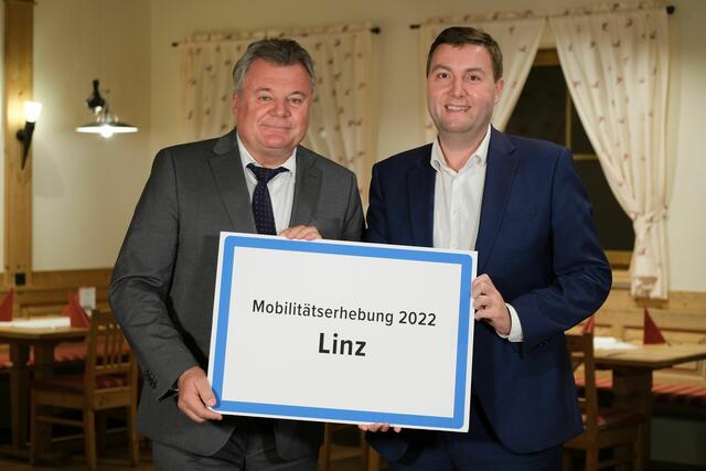 Verkehrslandesrat Günther Steinkellner (FPÖ) und Stadrat Michael Raml (FPÖ) präsentierten die Zahlen. | Foto: Land OÖ
