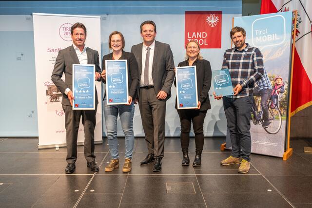 Stefan Seiwald (St. Johann), Sophie Brunner (Fieberbrunn), LR René Zumtobel, Gabriele Pertl (Kössen), Hannes Fleckl (Fieberbrunn). | Foto: Energieagentur Tirol/Obermeier