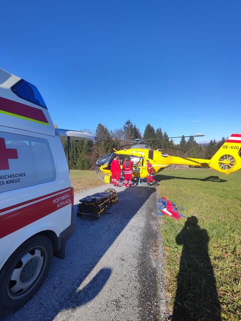 In Aichegg bei Stallhofen wurde der Notarzthubschrauber Christophorus 17 alarmiert. | Foto: R. Thomann/Rotes Kreuz