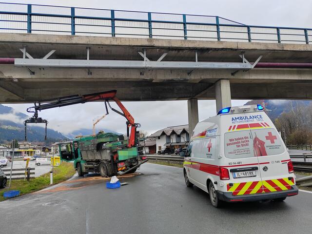 Auf Höhe des Empl-Fahrzeugwerkes kam es zu dem Unfall. Der 54-jährige Lenker musste ins BKH Schwaz eingeliefert werden.  | Foto: ZOOM-Tirol