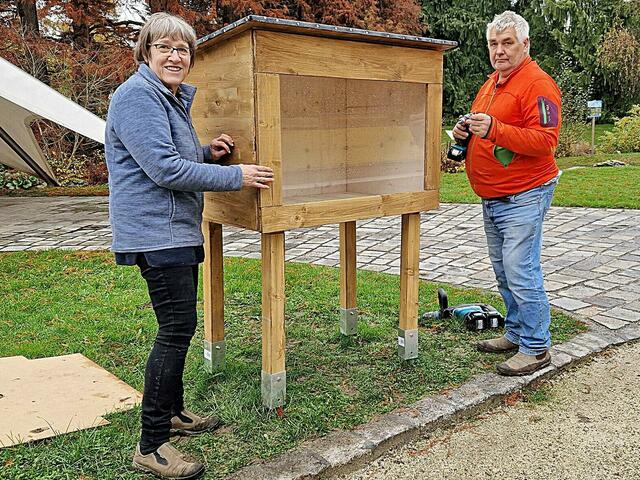 Die Linzer Krippenfreunde beim Aufbau der Schaukästen für die Krippenausstellung.  | Foto: Linzer Krippenfreunde
