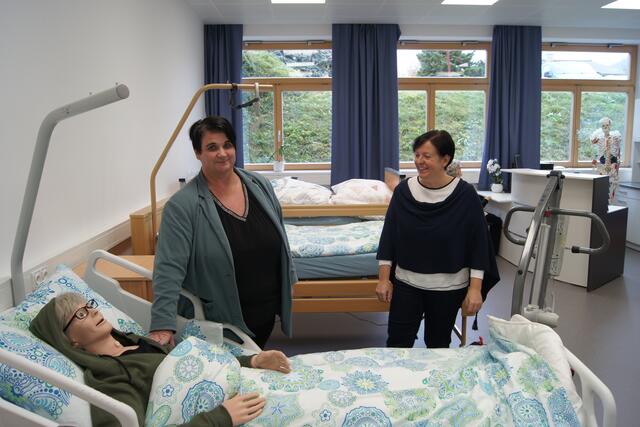 (v.l.) SOB-Direktorin Iris Schober und HBLW-Direktorin Christiane Allerstorfer-Oberhofer präsentieren den voll ausgestatteten Demonstrationsraum für den Praxisunterricht.                                                                      Foto: Robert Kalss

