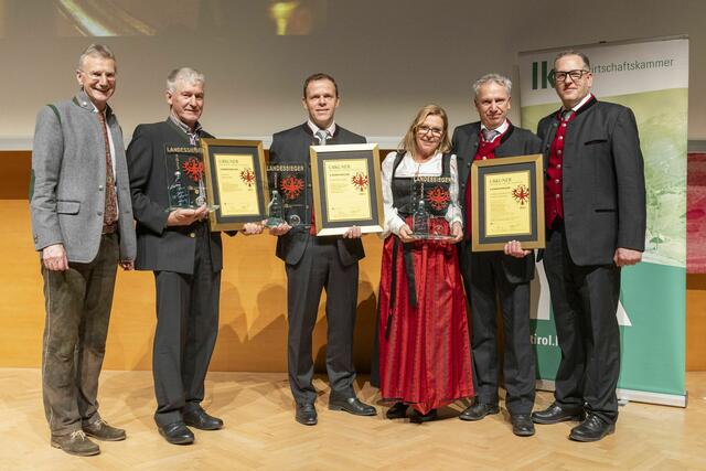 (v.l.n.r) LK-Fachbereichsleiter Wendelin Juen, Johann Happacher, Christian Seiser, Monika und Anton Steixner, LK-Obstverarbeitungsreferent Ulrich Zeni. | Foto: Die Fotografen