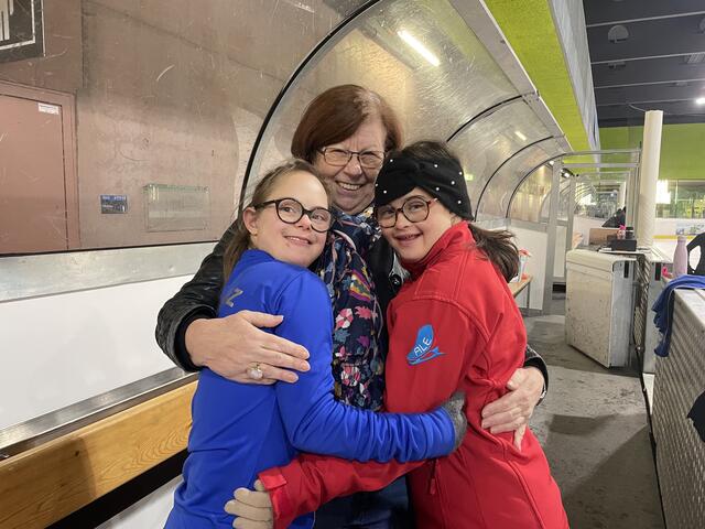 Pure Lebensfreude – die beiden Eiskunstläuferinnen Dana Stiftinger (li.) und Isabel Sturm (re.) mit Verbandspräsidentin Christiane Mörth.