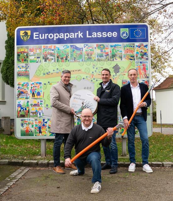 vlnr: Bürgermeister Roman Bobits, kabelplus Mitarbeiter Franz Fischer, kabelplus Geschäftsführer Gerhard Haidvogel und kabelplus Projektleiter Mario Gfatter. | Foto: kabelplus/Seebacher