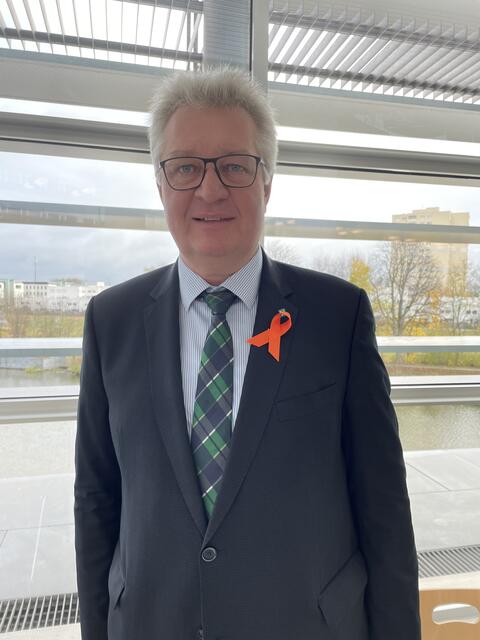 Stolz zeigt Christoph Kainz die Schleife.