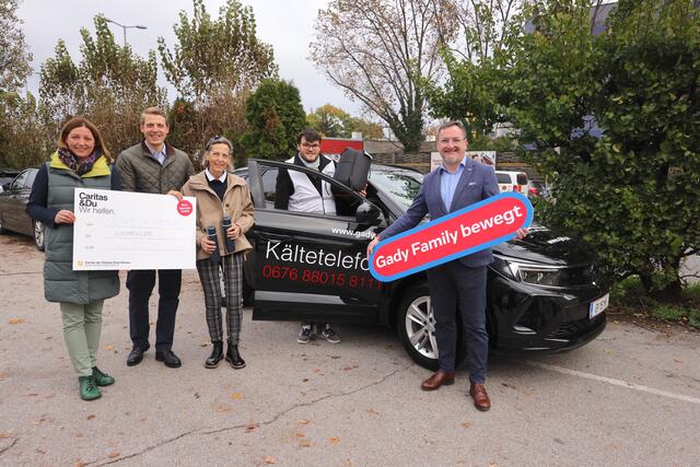 Zum Start des Kältetelefons übergibt die Gady-Family den Kältebus und eine Spende in Höhe von 2.000 Euro an die Caritas-Winterhilfe. | Foto: Caritas/Neuhold