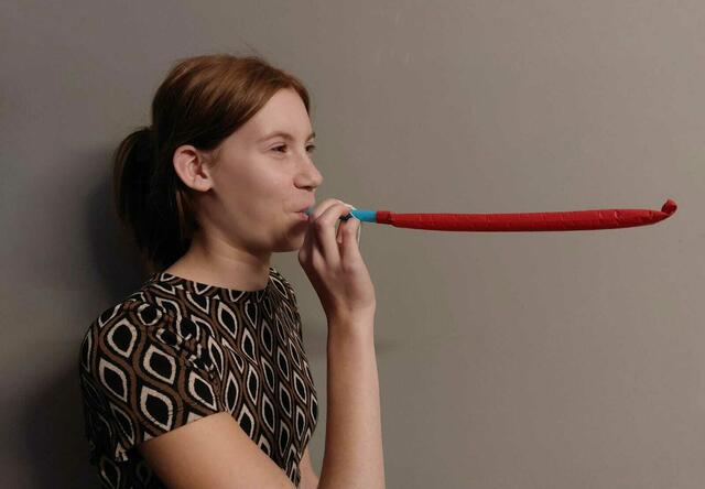 Anna Stummer ist erst dreizehn Jahre alt – die EU traut ihr die Verwendung der Tröte noch nicht zu. | Foto: Irmi Stummer