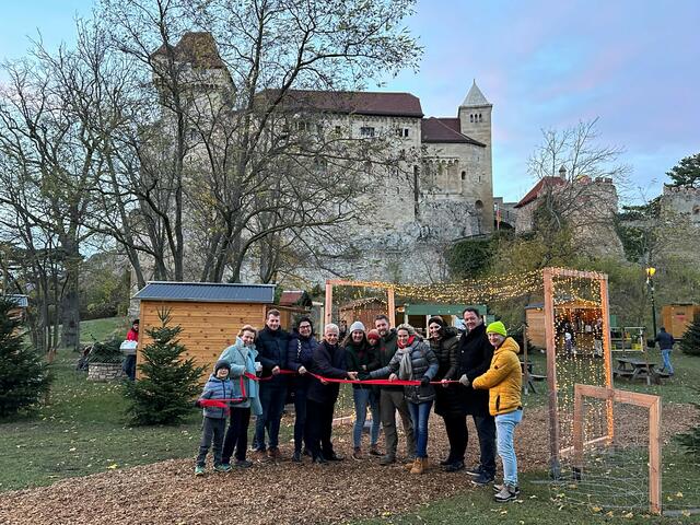 Eröffnung der Advent Hochburg auf der Wiese vor der Burg Liechtenstein mit GR Eva Morawetz, GR Jürgen Tiefnig, GR Ingrid Bresich, Bürgermeister Johann Zeiner, Carina und Martin Rohrbach, Vizebürgermeisterin Michaela Haidvogel, Landtagsabgeordnete gfGR Marlene Zeidler-Beck, Vizebürgermeister Markus Waldner und GR Michael Moser (v.l.). | Foto: Marktgemeinde Maria Enzersdorf
