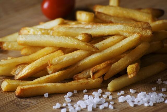 Für die Gesundheit: Laut EU müssen Pommes schön goldgelb sein. | Foto: pixabay (Symbol)