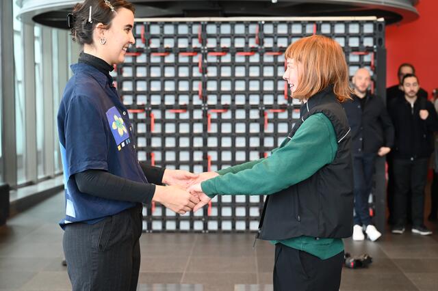 Physische und emotionale Nähe verwandeln sich in Vogts Arbeit in ein harmonisches Klangerlebnis.  | Foto: Magdalena Sick-Leitner / Ars Electronica