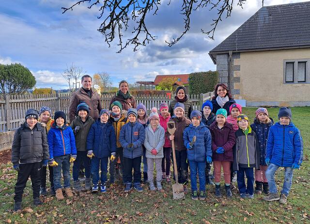 Fototext: Die Schülerinnen und Schüler der 2. Klasse Volksschule mit Vizebürgermeister Christian Kletzl, Gärtnermeisterin Andrea Meixner (Baumschule Pernerstorfer), Sandra Zulus („Natur im Garten“-Beauftragte der Gemeinde) und Martina Smejkal vor der neugepflanzten Hecke im Schulgarten. | Foto: Marktgemeinde Echsenbach