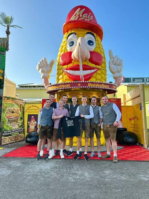 Der Esternberger Stammtisch "Der Mais marschiert" am Oktoberfest. | Foto: Der Mais marschiert