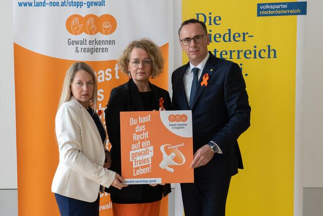 Frauen-Landesrätin Christiane Teschl-Hofmeister (Mitte), Klubobmann Jochen Danninger und Frauensprecherin LAbg. Silke Dammerer zum Thema „Sichtbares Zeichen des VPNÖ-Klubs gegen Gewalt an Frauen“ | Foto: VPNÖ