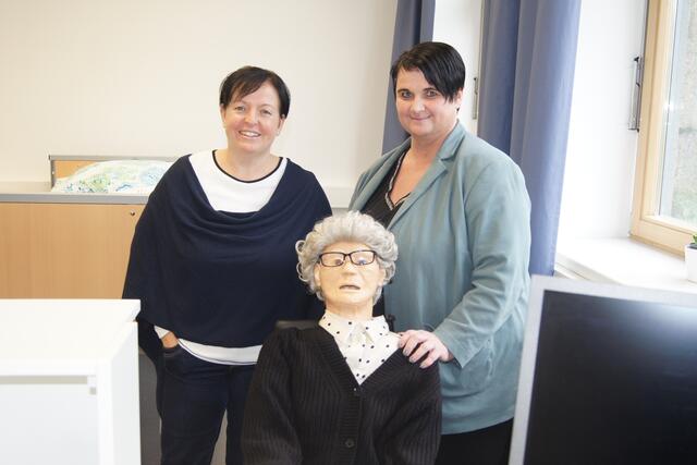 (v.r.) SOB-Direktorin Iris Schober und HBLW-Direktorin Christiane Allerstorfer-Oberhofer mit der Altenpflegepuppe an der Übungs-Rezeption der Ordination.  Foto: Robert Kalss