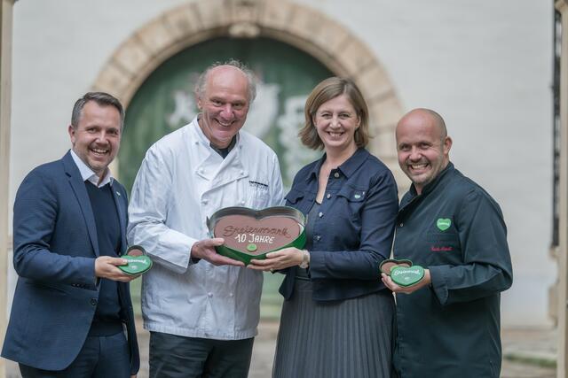 Feiern zusammen die Steiermarktorte, die es nun seit zehn Jahren gibt: Michael Feiertag, Geschäftsführer der Steirischen Tourismus und Standortmarketing GmbH, Josef Zotter, Tourismuslandesrätin Barbara Eibinger-Miedl und Konditormeister Erich Handl (v.l.) | Foto: STG/Jürgen Fuchs
