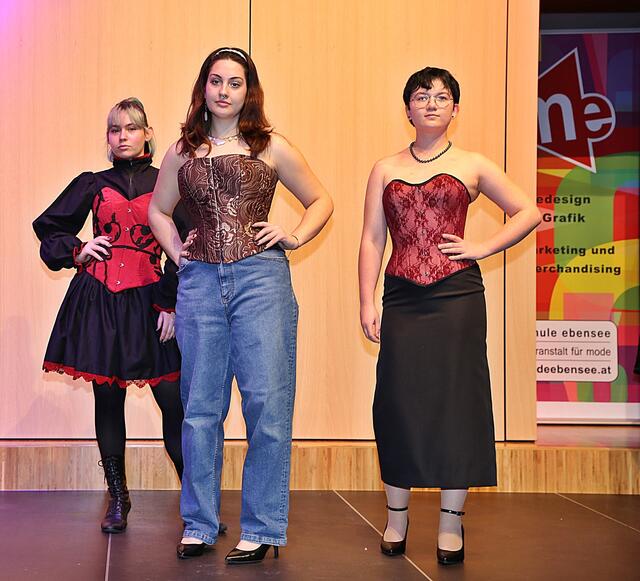 Die Schülerinnen präsentierten ihre Mode.