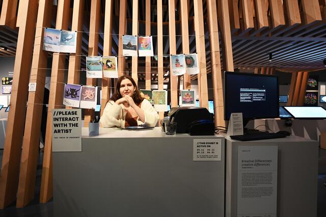 Besucherinnen und Besucher können sowohl die Künstlerin Isabel Schulz als auch eine trainierte KI beauftragen, bestimmte Bilder zu entwickeln.  | Foto: Magdalena Sick-Leitner / Ars Electronica
