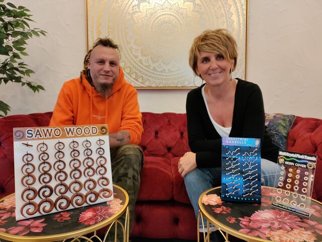 Peter Stross, Inhaber von „Pezi’s Piercingpalast“ am Grünmarkt 22 präsentiert Daniela Zeiner (TIC Steyr, Leerstandsmanagement Steyr) einen Teil seines Piercingsortiments. | Foto: TIC Steyr
