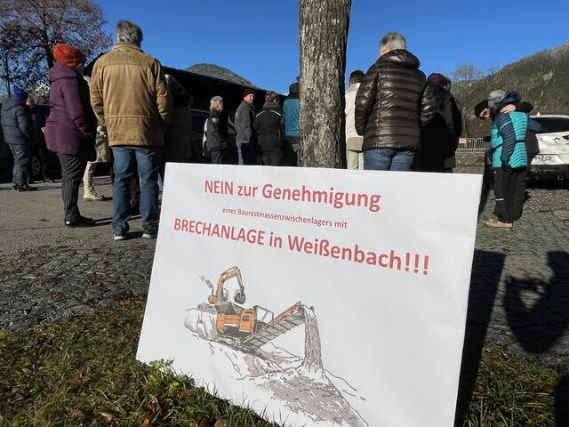 Klare Botschaft: Nein zur Genehmigung der Brechanlage in Weißenbach. | Foto: Reichel