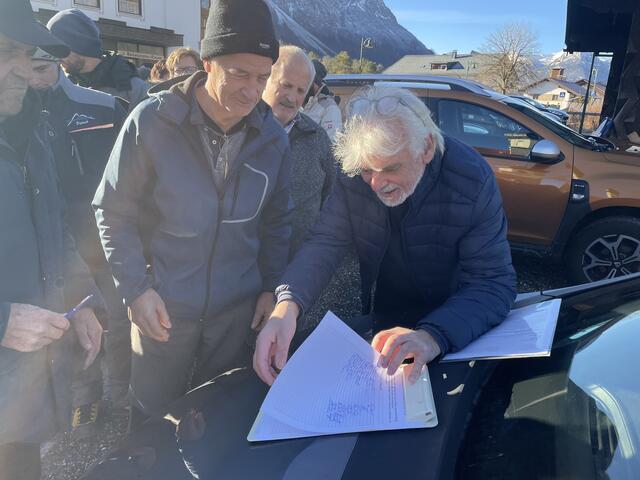 Erste Unterschriften gegen das Projekt hatten Projektgegner schon mitgebracht. Wer noch nicht unterschrieben hatte, konnte dies spontan tun. | Foto: Reichel