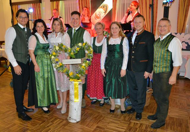 Bgm. Bernhard Heinl, Martina Höfinger (2. Preis Tombola), Nicole Würz (3. Preis), LAbg. Bernhard Heinreichsberger, Anna Kellner (Siegerin Schätzspiel), Sandra Brezina (Gewinnerin Hauptpreis Tombola), Nationalrat Johann Höfinger, Vizebürgermeister Eduard Sanda | Foto: HeiMat