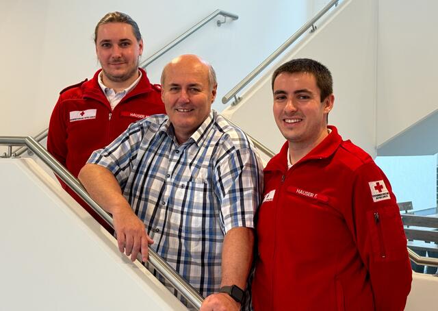 Robert Eidenberger (Mitte) mit seinen Arbeitskollegen und Lebensrettern Max (links) und Fridolin Hauser (rechts). | Foto: OÖRK/Grillmayer