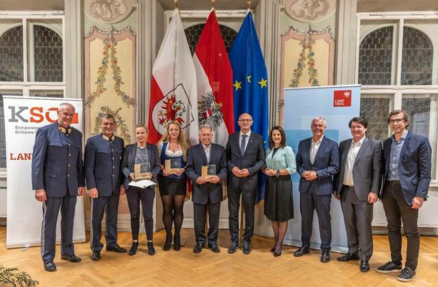 Obst Gerhard Niederwieser BA (BPK Innsbruck-Land), HR Mag. Helmut Tomac, die couragierten Bürgerinnen und der couragierte Bürger, LH Anton Mattle, Astrid Mair MA, Mag. Michael Kirchmair (BH Innsbruck), Manfred Schafferer (Gemeinde Absam), Johannes Piegger (Gemeinde Sistrans)

  | Foto:  LPD Tirol, Bernhard Gruber