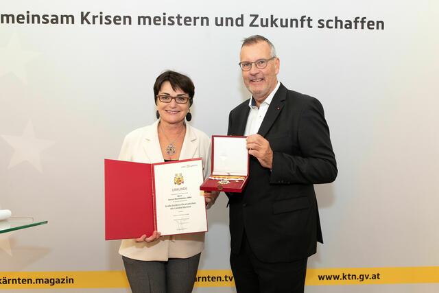 Beate Prettner überreichte "Großes Goldenes Ehrenzeichen des Landes Kärnten". | Foto: LPD Kärnten/Gleiss