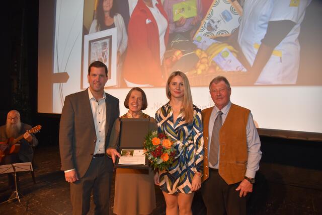 Vlnr.: BGM Stefan Krapf, Lola Wagner, Emina Kazic (Sozialamt Gmunden), GR Peter Trieb