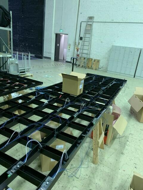 Produktionschritt bei der Instalierung der Schaltelemente  | Foto: Emilum GmbH