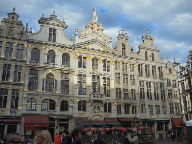 Grand Place: Ein großer Platz im Zentrum der Altstadt von Brüssel mit imposanten, verzierten und historischen Gebäuden, darunter auch das Rathaus. | Foto: Alexandra Goll