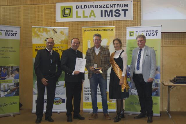 V.l.n.r.:  DI Thomas Moritz (Direktor BZ LLA Imst), LH-Stv. Josef Geisler, Imker Martin Falkner, Honigkönigin Karla Neurauter und Landesverbandpräsident Reinhard Hetzenauer